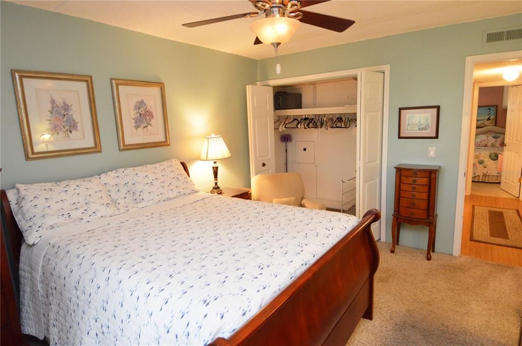 Active With Contract: $2,000 (2 beds, 1 baths, 987 Square Feet)