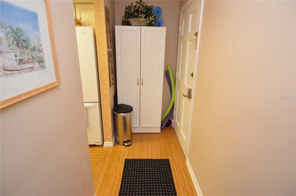 Active With Contract: $2,000 (2 beds, 1 baths, 987 Square Feet)