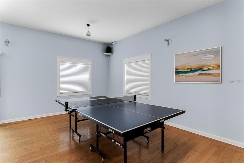 Active With Contract: $2,000 (2 beds, 1 baths, 987 Square Feet)
