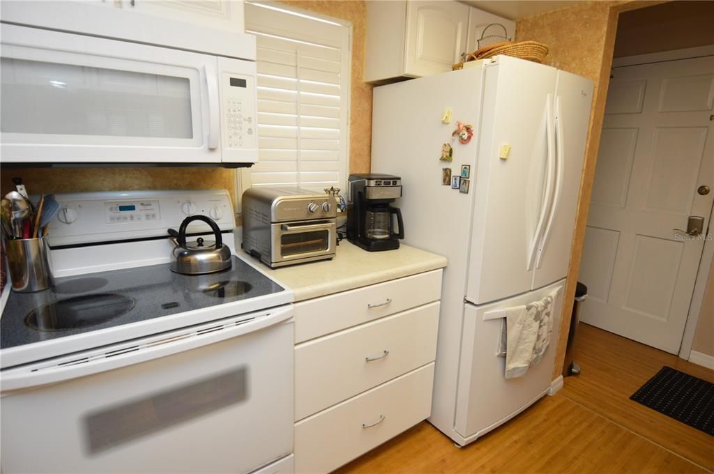 Active With Contract: $2,000 (2 beds, 1 baths, 987 Square Feet)