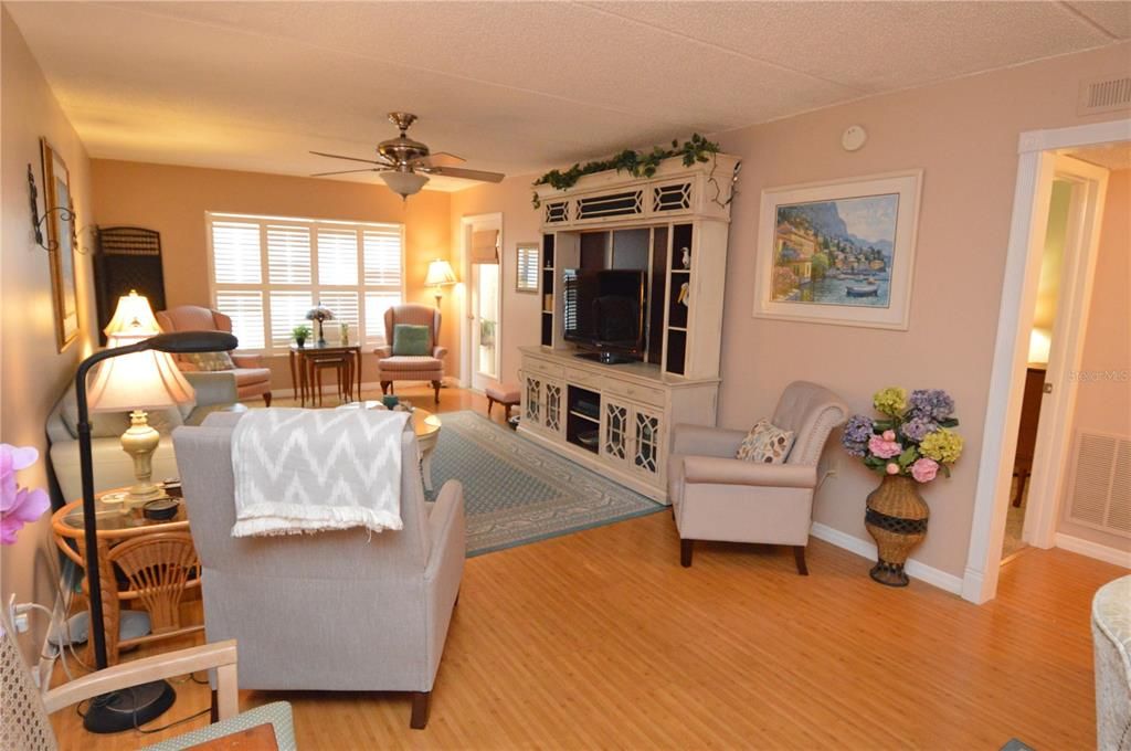 Active With Contract: $2,000 (2 beds, 1 baths, 987 Square Feet)