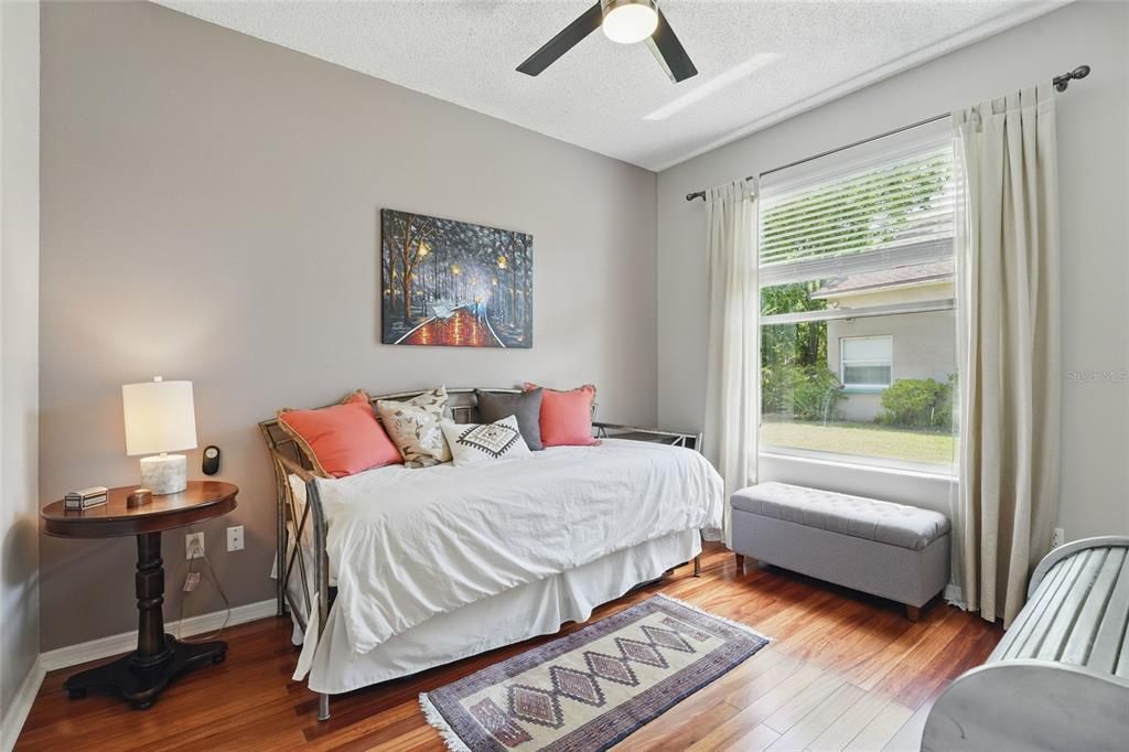 Activo con contrato: $469,000 (4 camas, 2 baños, 1965 Pies cuadrados)