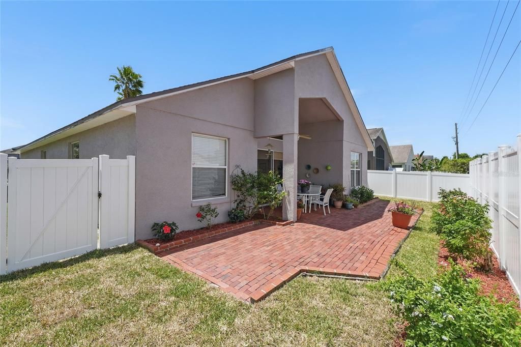 Activo con contrato: $469,000 (4 camas, 2 baños, 1965 Pies cuadrados)