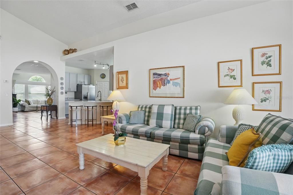 Activo con contrato: $469,000 (4 camas, 2 baños, 1965 Pies cuadrados)