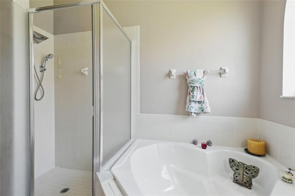 Activo con contrato: $469,000 (4 camas, 2 baños, 1965 Pies cuadrados)