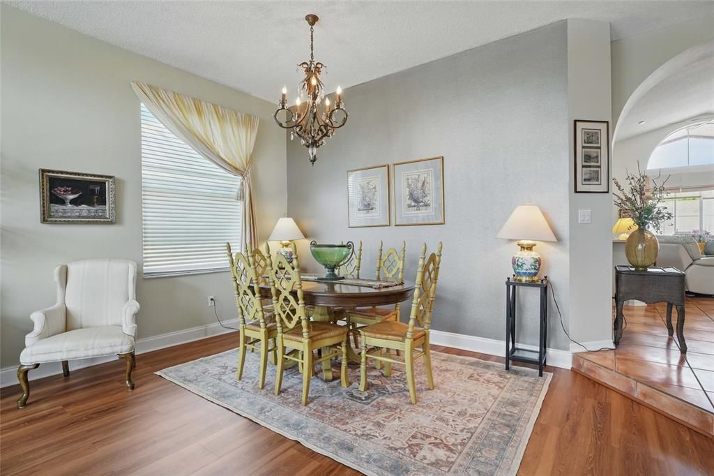 Activo con contrato: $469,000 (4 camas, 2 baños, 1965 Pies cuadrados)