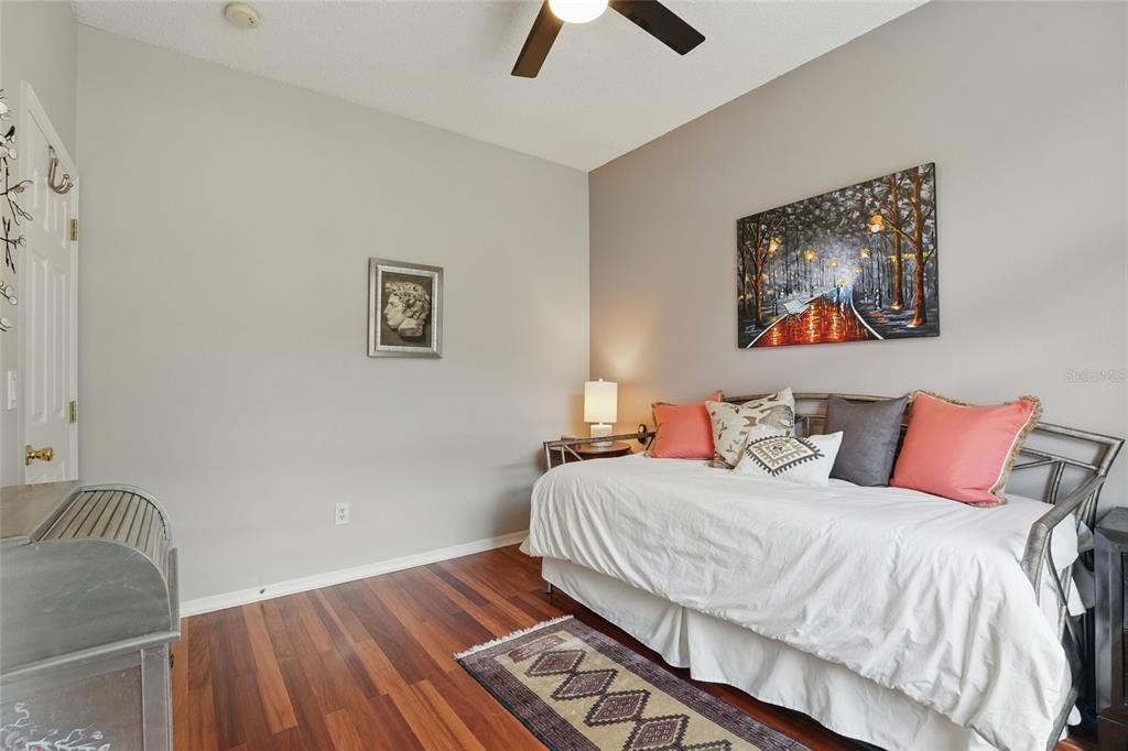 Activo con contrato: $469,000 (4 camas, 2 baños, 1965 Pies cuadrados)