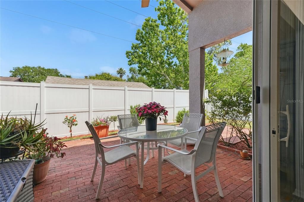 Activo con contrato: $469,000 (4 camas, 2 baños, 1965 Pies cuadrados)