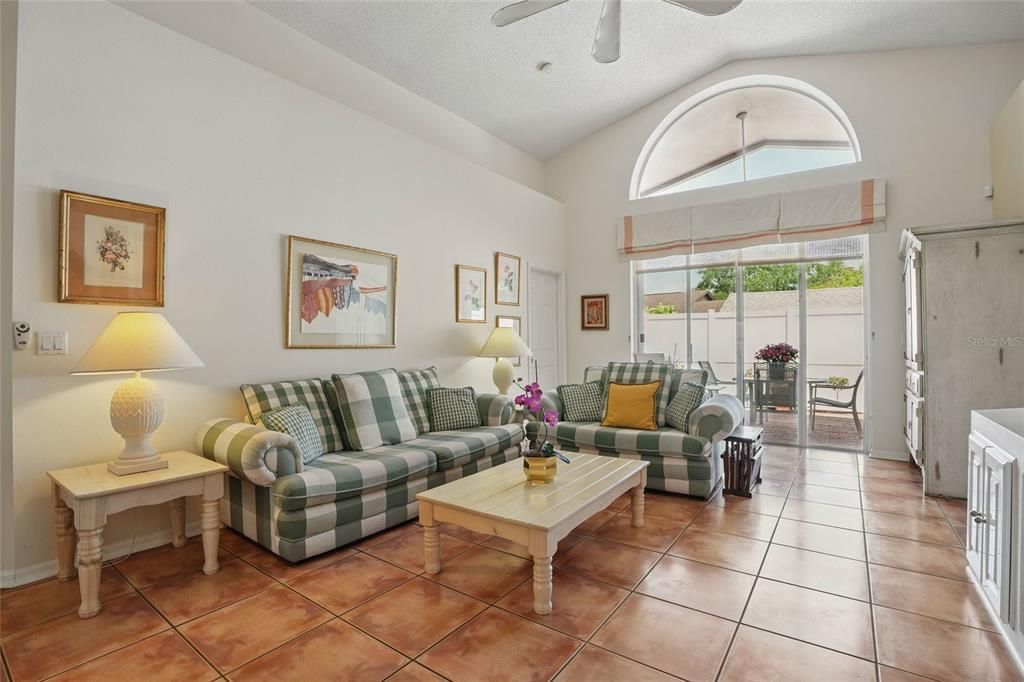 Activo con contrato: $469,000 (4 camas, 2 baños, 1965 Pies cuadrados)