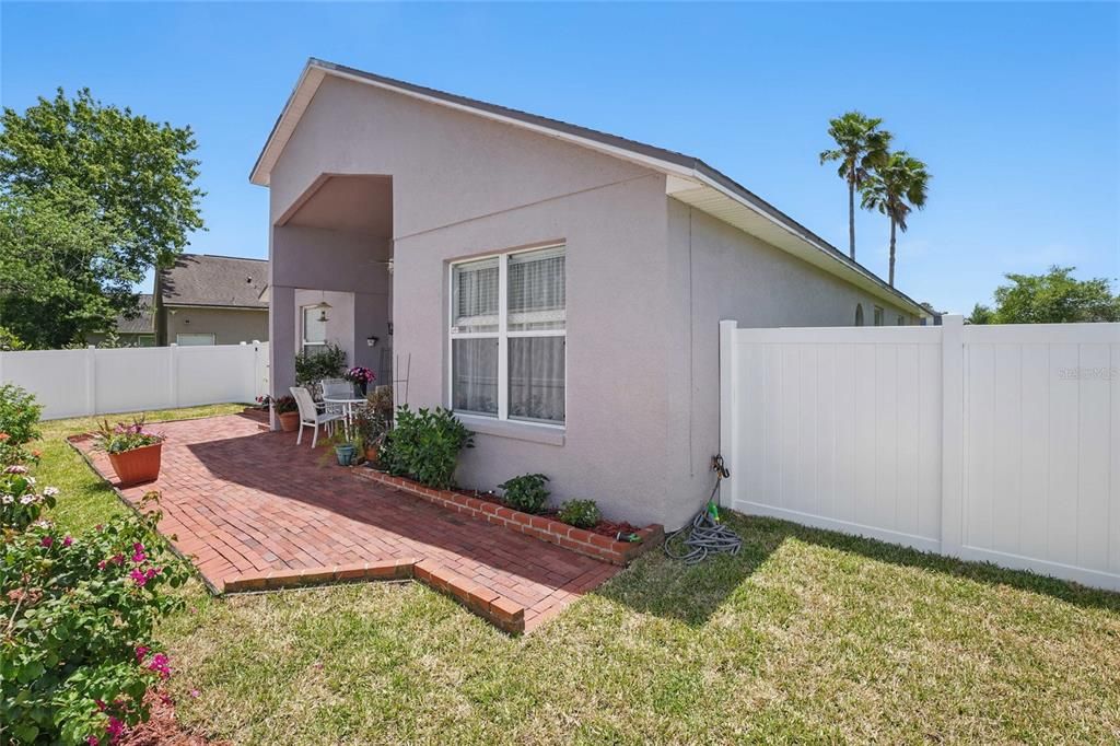 Activo con contrato: $469,000 (4 camas, 2 baños, 1965 Pies cuadrados)