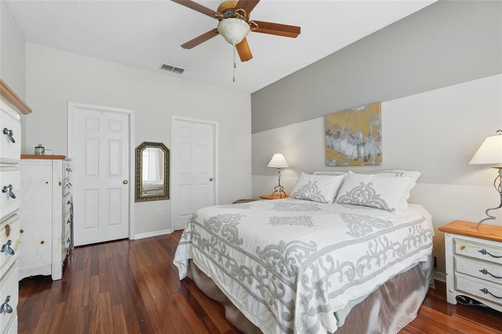 Activo con contrato: $469,000 (4 camas, 2 baños, 1965 Pies cuadrados)