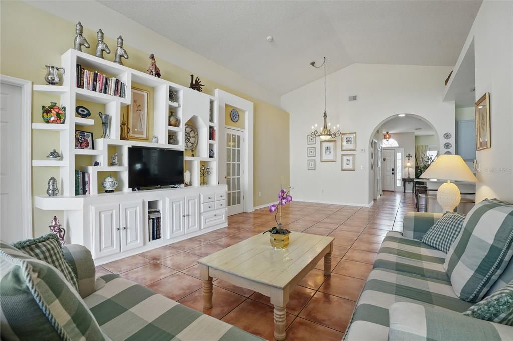 Activo con contrato: $469,000 (4 camas, 2 baños, 1965 Pies cuadrados)