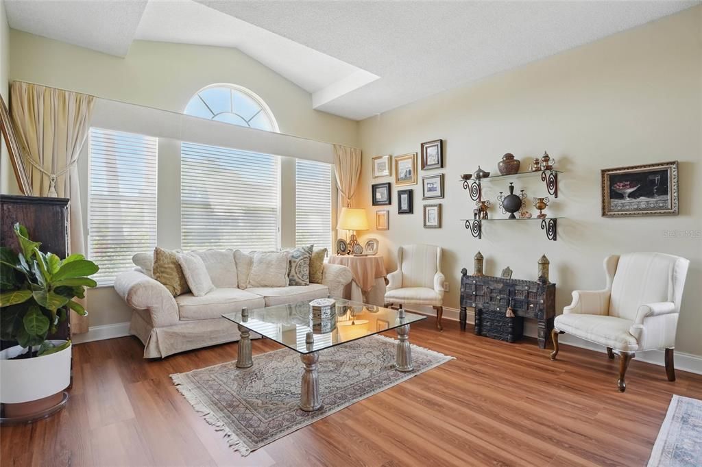 Activo con contrato: $469,000 (4 camas, 2 baños, 1965 Pies cuadrados)