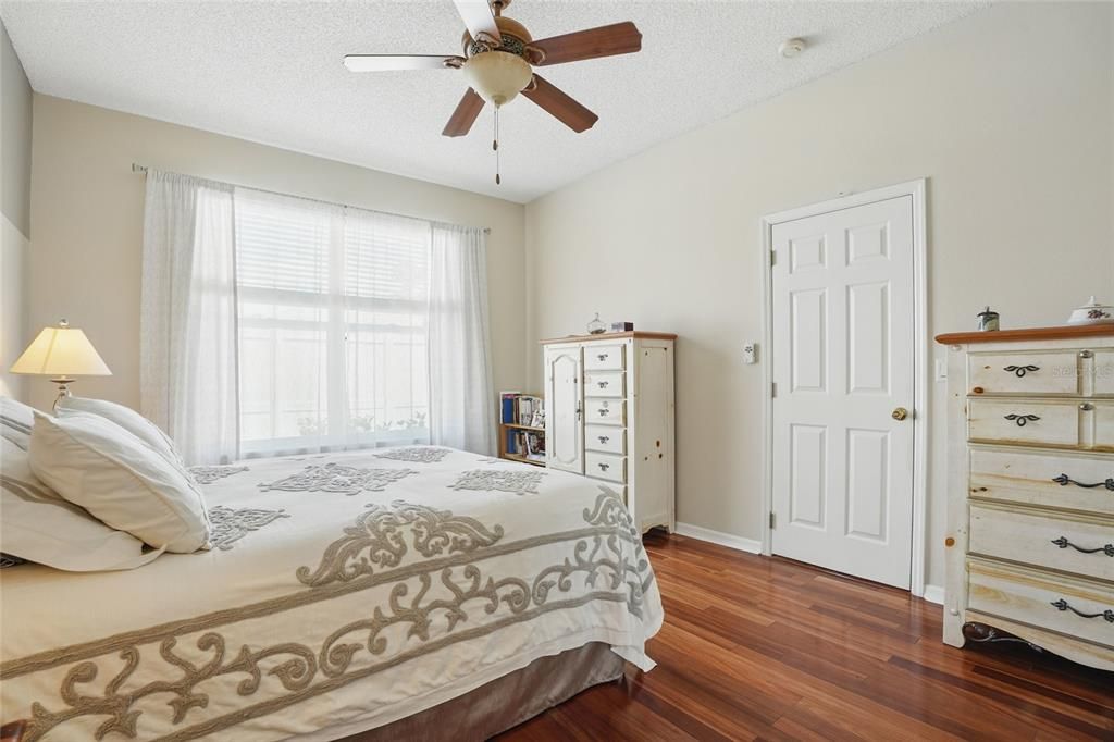 Activo con contrato: $469,000 (4 camas, 2 baños, 1965 Pies cuadrados)