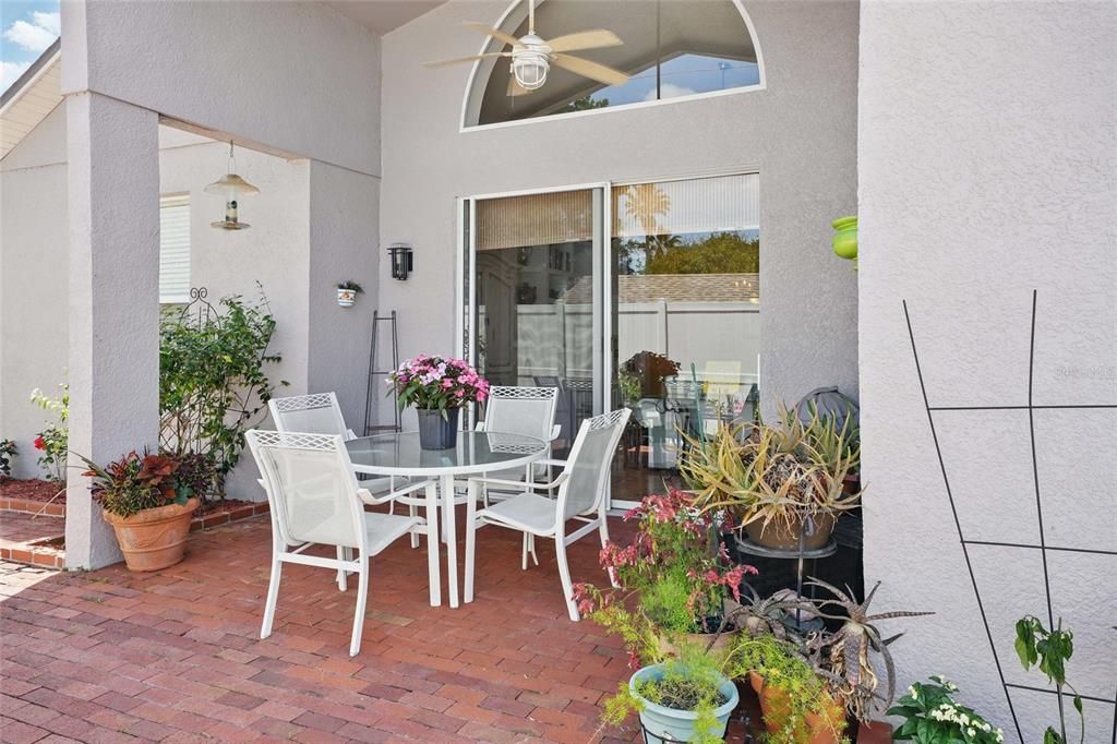 Activo con contrato: $469,000 (4 camas, 2 baños, 1965 Pies cuadrados)