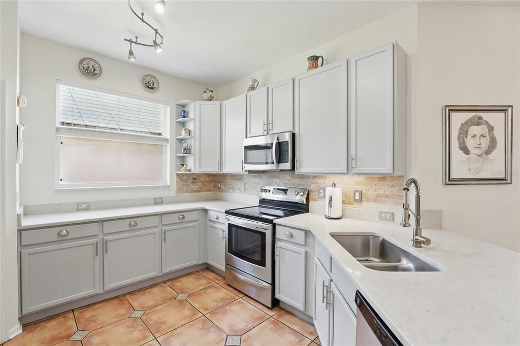 Activo con contrato: $469,000 (4 camas, 2 baños, 1965 Pies cuadrados)