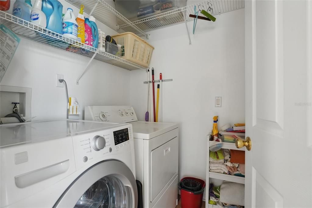 Activo con contrato: $469,000 (4 camas, 2 baños, 1965 Pies cuadrados)