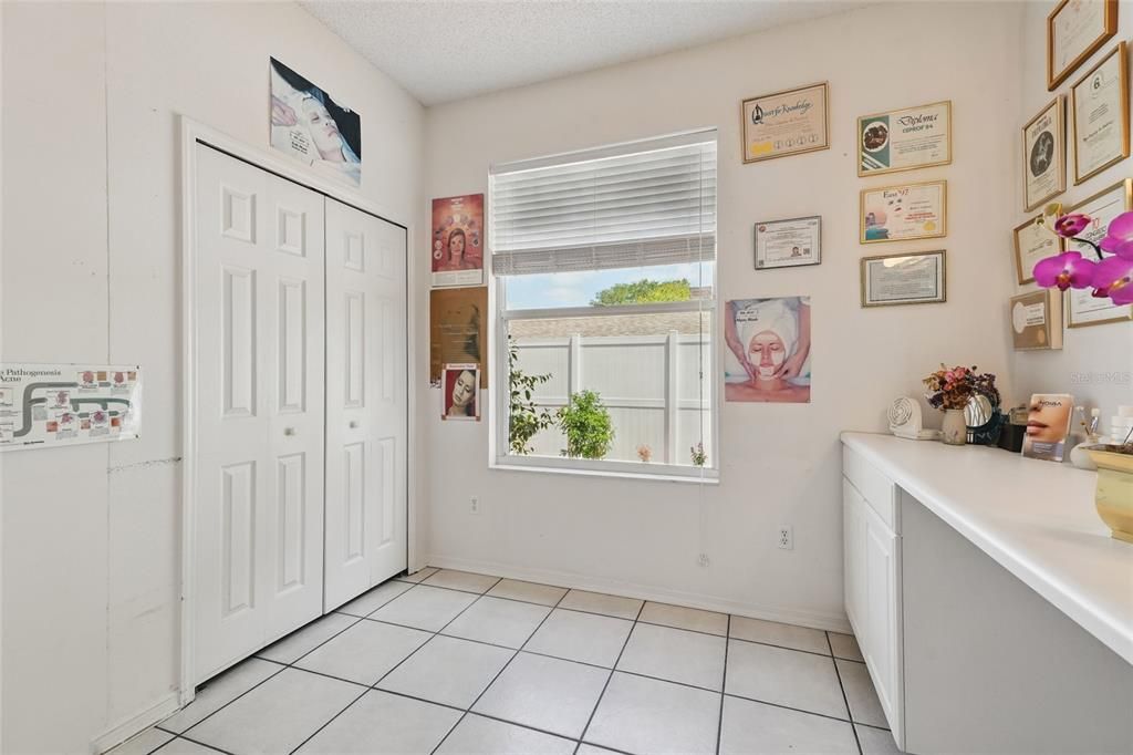 Activo con contrato: $469,000 (4 camas, 2 baños, 1965 Pies cuadrados)