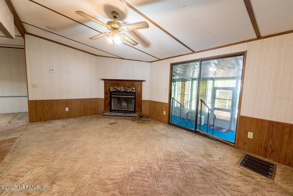 For Sale: $200,000 (3 beds, 2 baths, 1456 Square Feet)