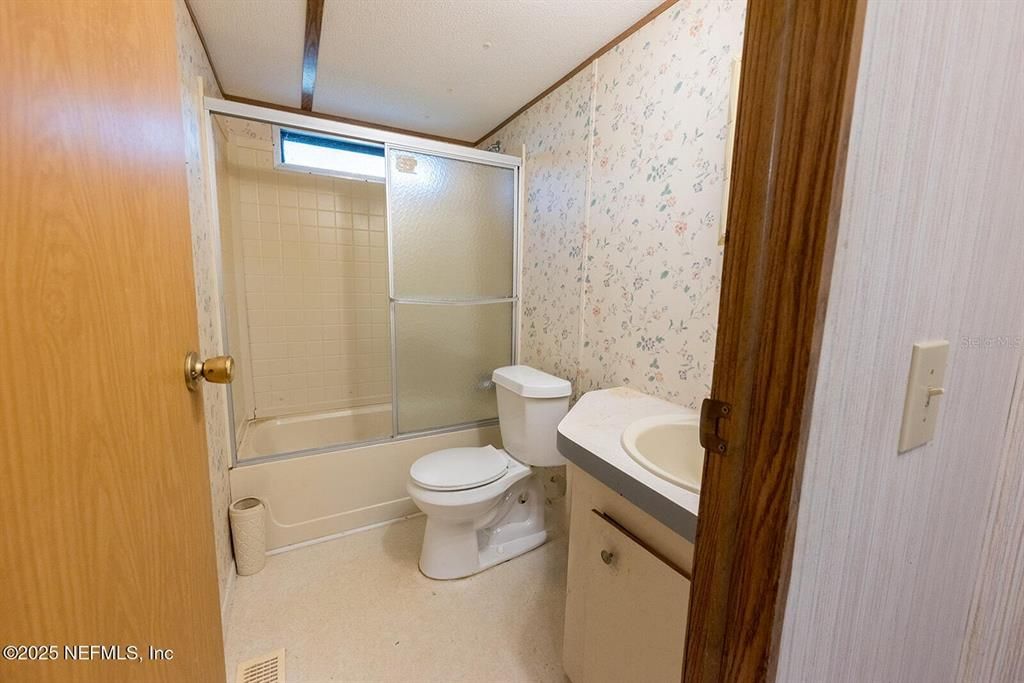 For Sale: $200,000 (3 beds, 2 baths, 1456 Square Feet)