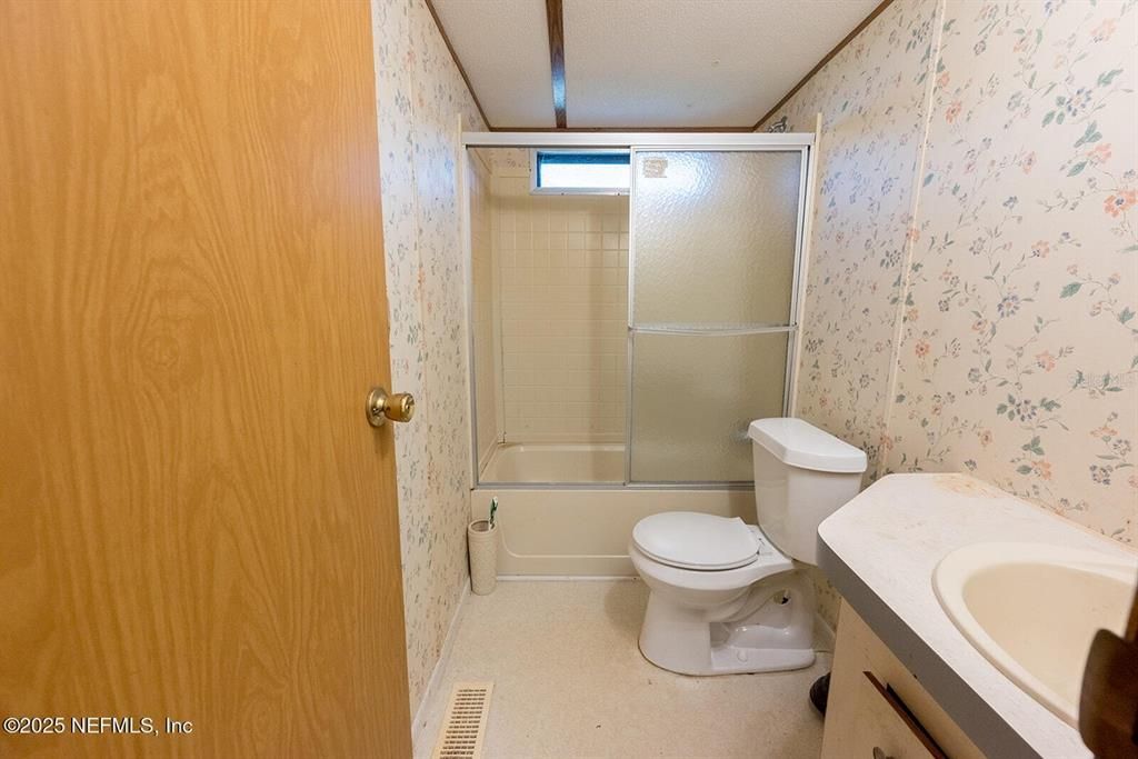 For Sale: $200,000 (3 beds, 2 baths, 1456 Square Feet)