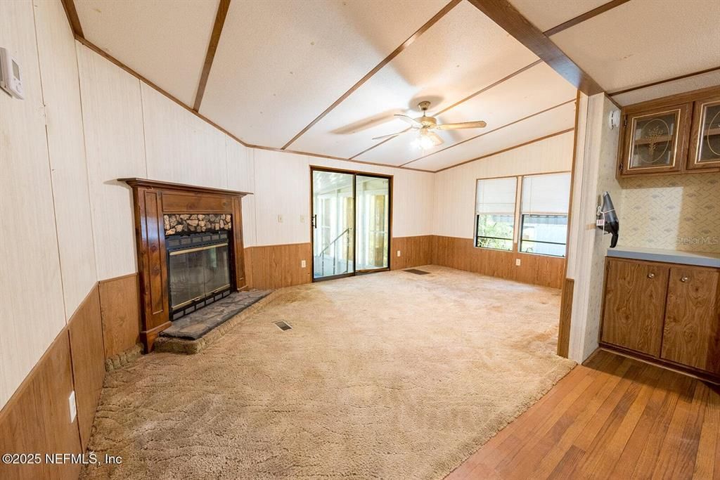 For Sale: $200,000 (3 beds, 2 baths, 1456 Square Feet)