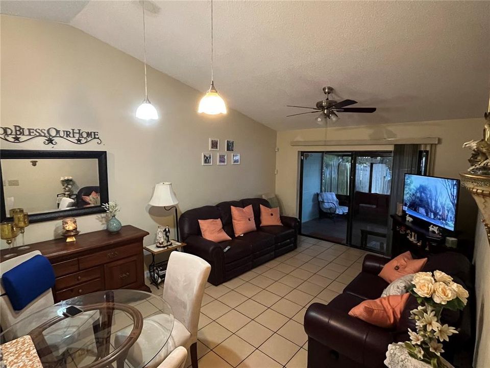 合同活跃: $273,000 (2 贝兹, 2 浴室, 858 平方英尺)