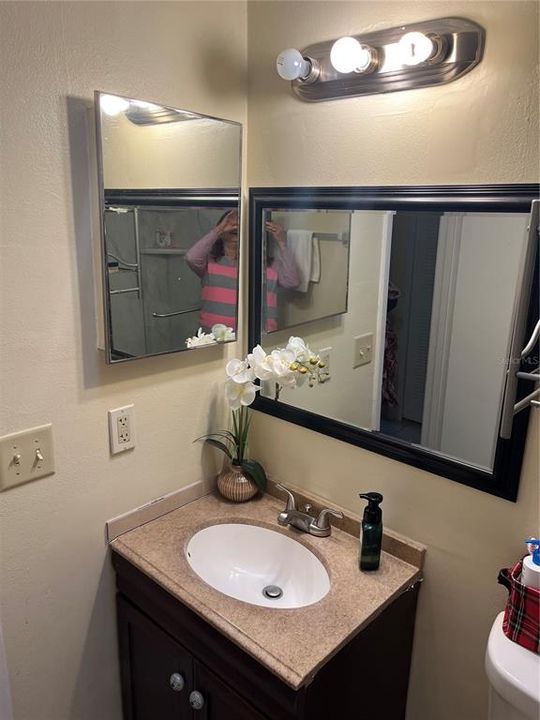 合同活跃: $273,000 (2 贝兹, 2 浴室, 858 平方英尺)