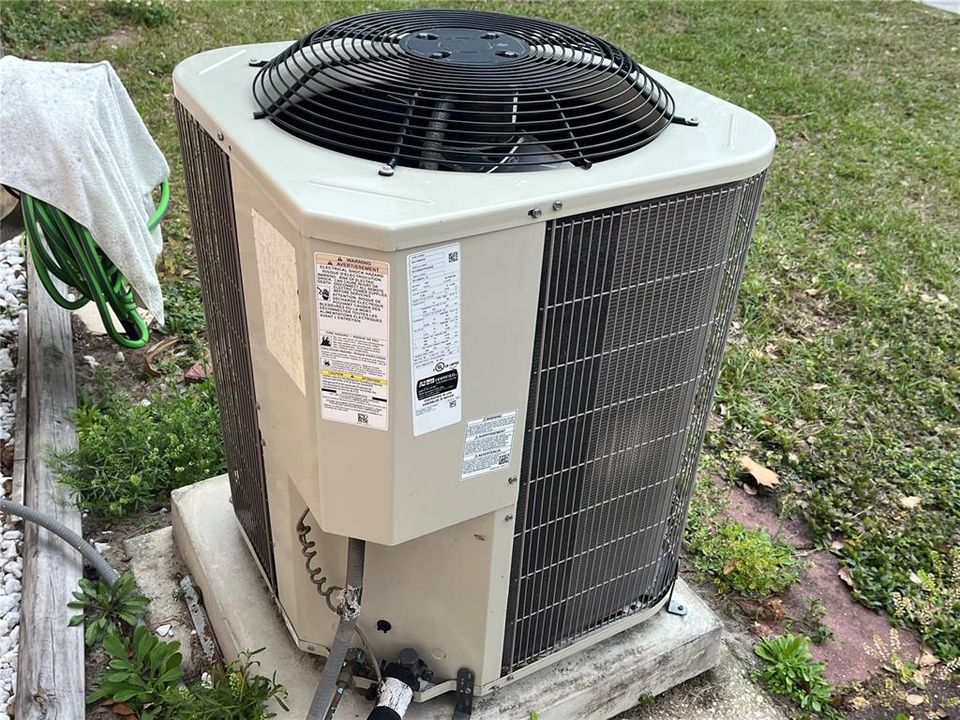 合同活跃: $273,000 (2 贝兹, 2 浴室, 858 平方英尺)