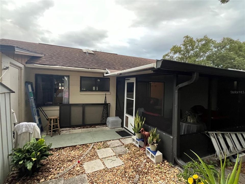 合同活跃: $273,000 (2 贝兹, 2 浴室, 858 平方英尺)