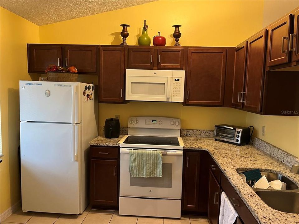 合同活跃: $273,000 (2 贝兹, 2 浴室, 858 平方英尺)