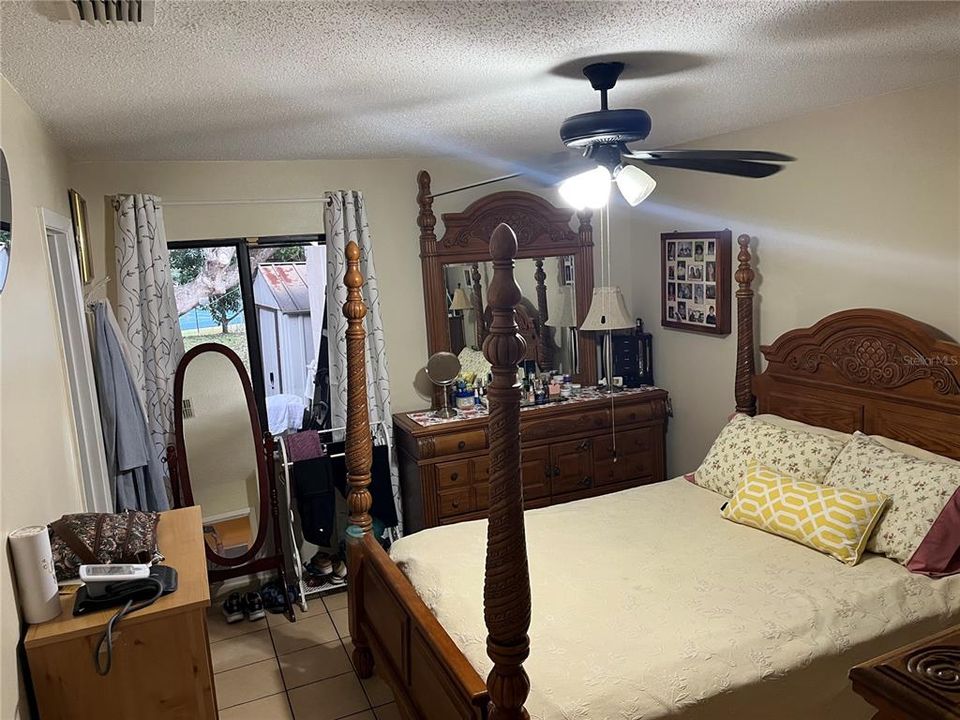 合同活跃: $273,000 (2 贝兹, 2 浴室, 858 平方英尺)