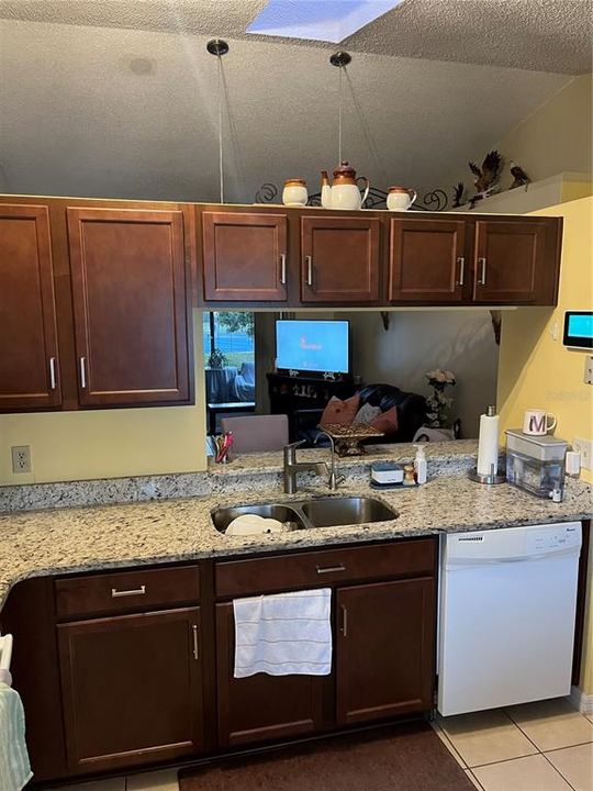 合同活跃: $273,000 (2 贝兹, 2 浴室, 858 平方英尺)