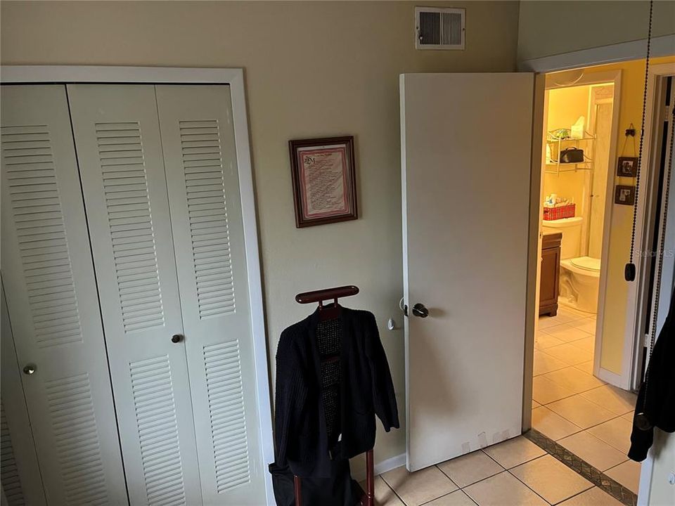 合同活跃: $273,000 (2 贝兹, 2 浴室, 858 平方英尺)