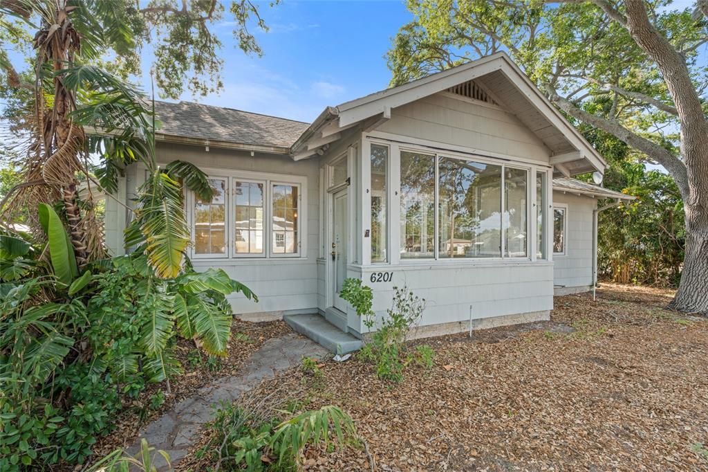 Recently Rented: $1,900 (2 beds, 1 baths, 1048 Square Feet)