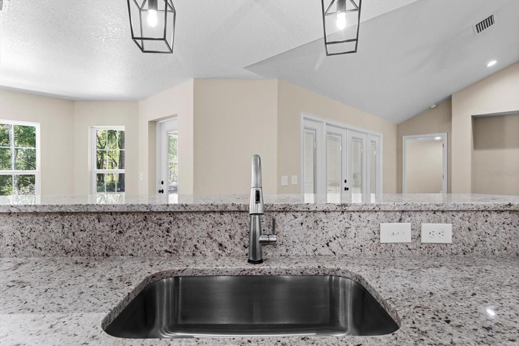 Под контрактом: $389,900 (3 спален, 2 ванн, 1873 Квадратных фут)