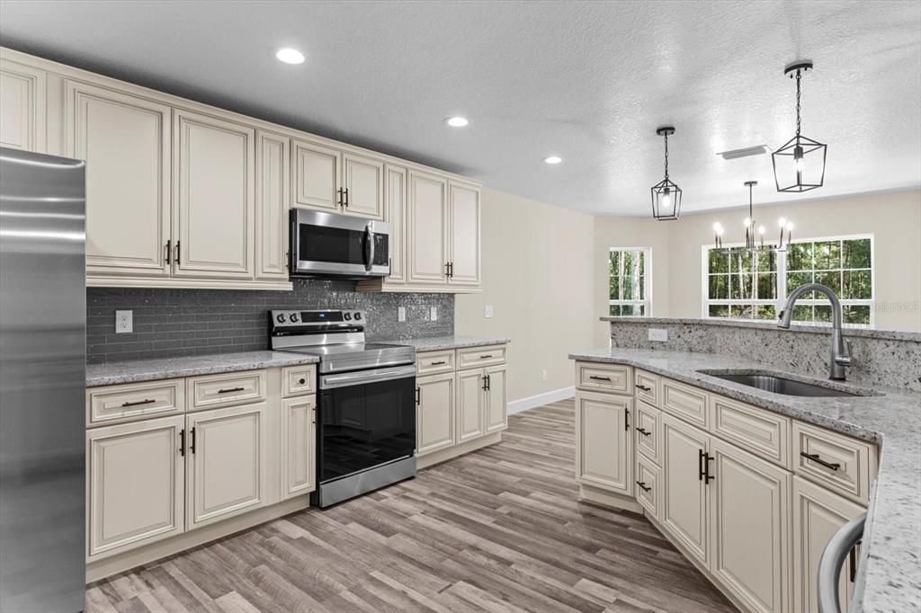 Под контрактом: $389,900 (3 спален, 2 ванн, 1873 Квадратных фут)