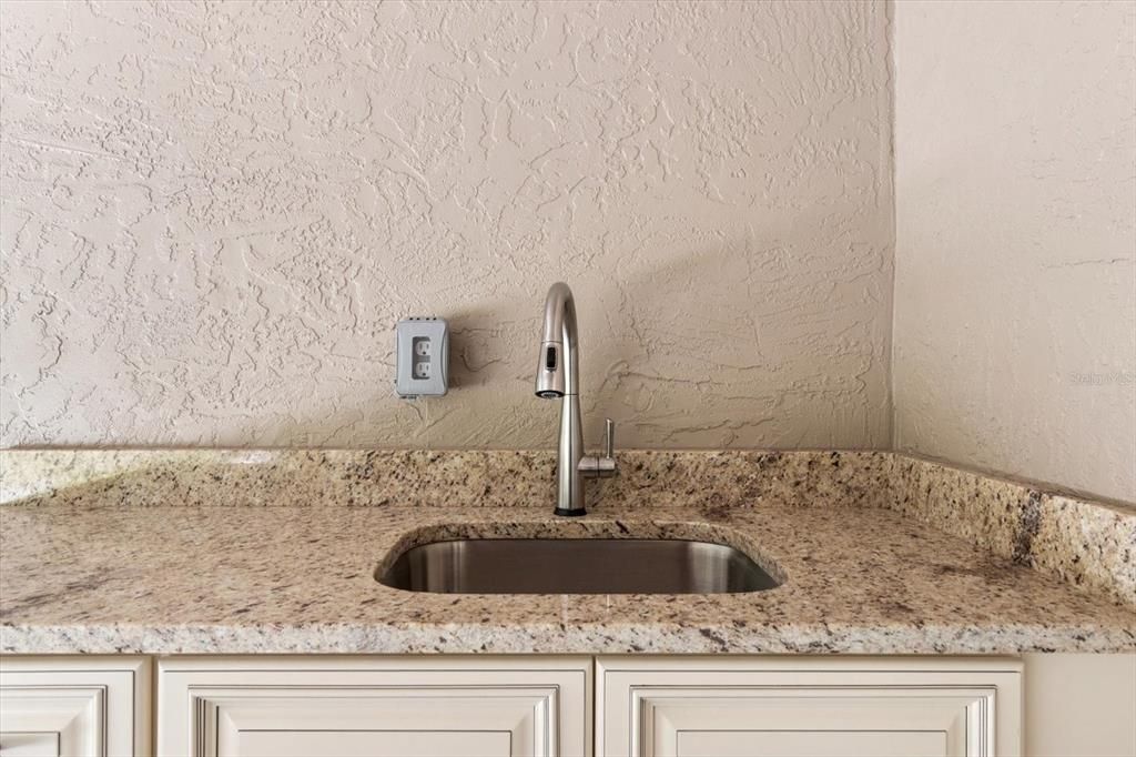 Под контрактом: $389,900 (3 спален, 2 ванн, 1873 Квадратных фут)