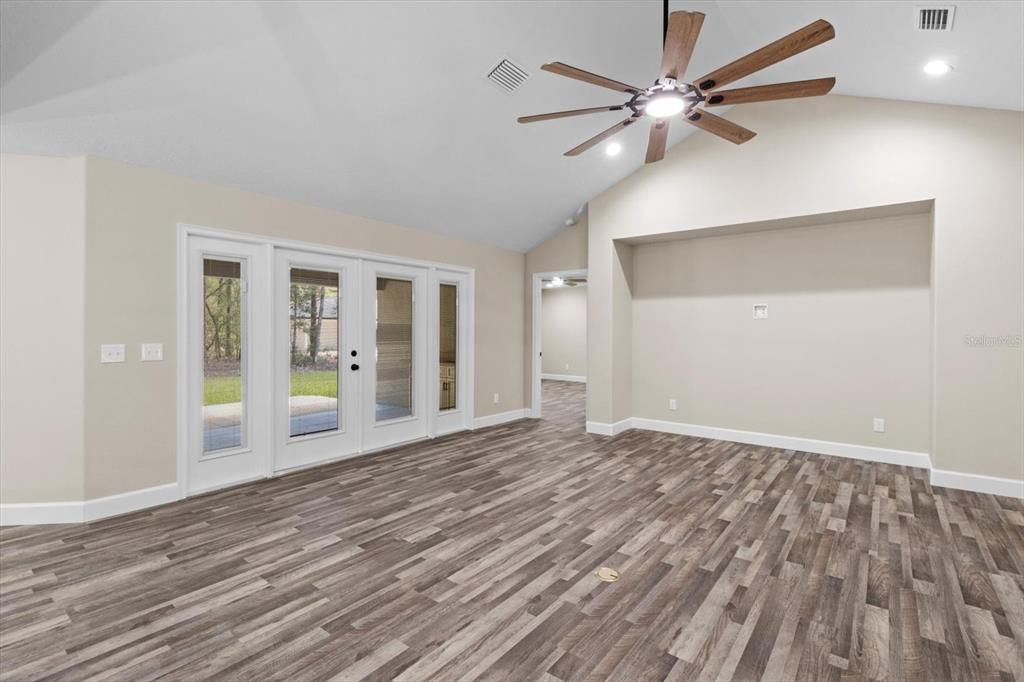 Под контрактом: $389,900 (3 спален, 2 ванн, 1873 Квадратных фут)