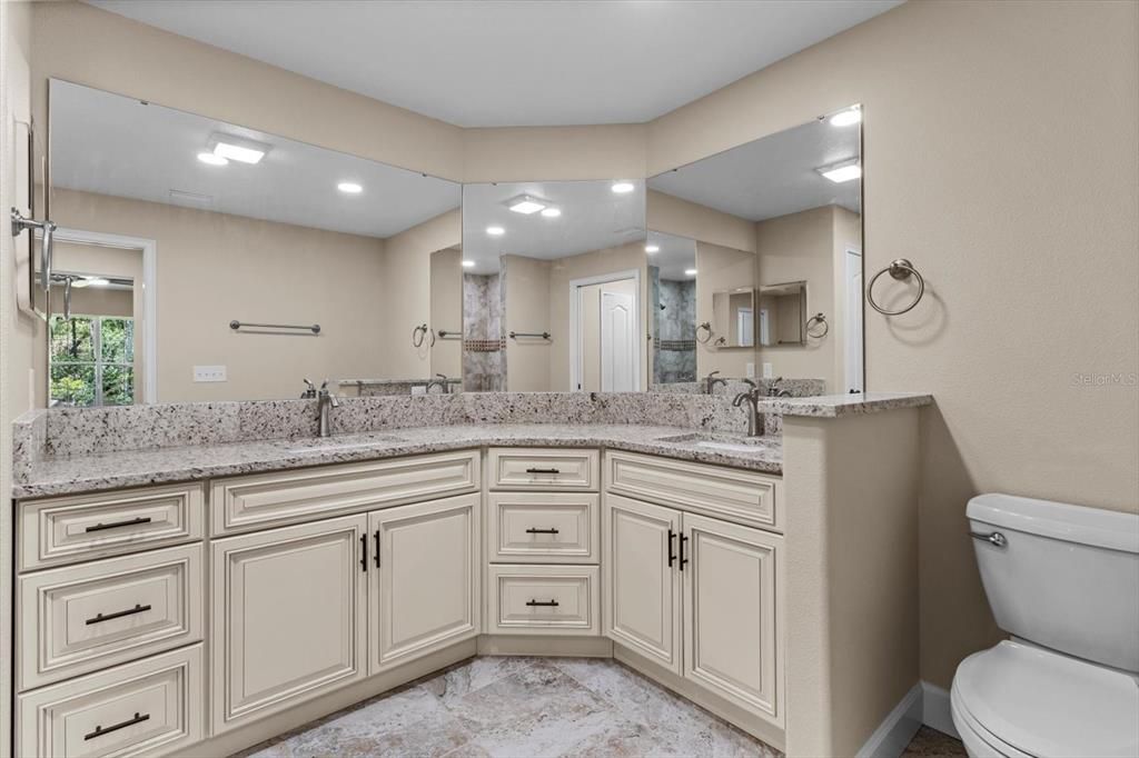 Под контрактом: $389,900 (3 спален, 2 ванн, 1873 Квадратных фут)