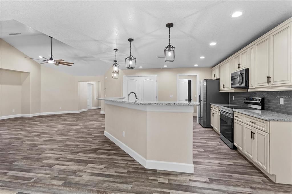 Под контрактом: $389,900 (3 спален, 2 ванн, 1873 Квадратных фут)