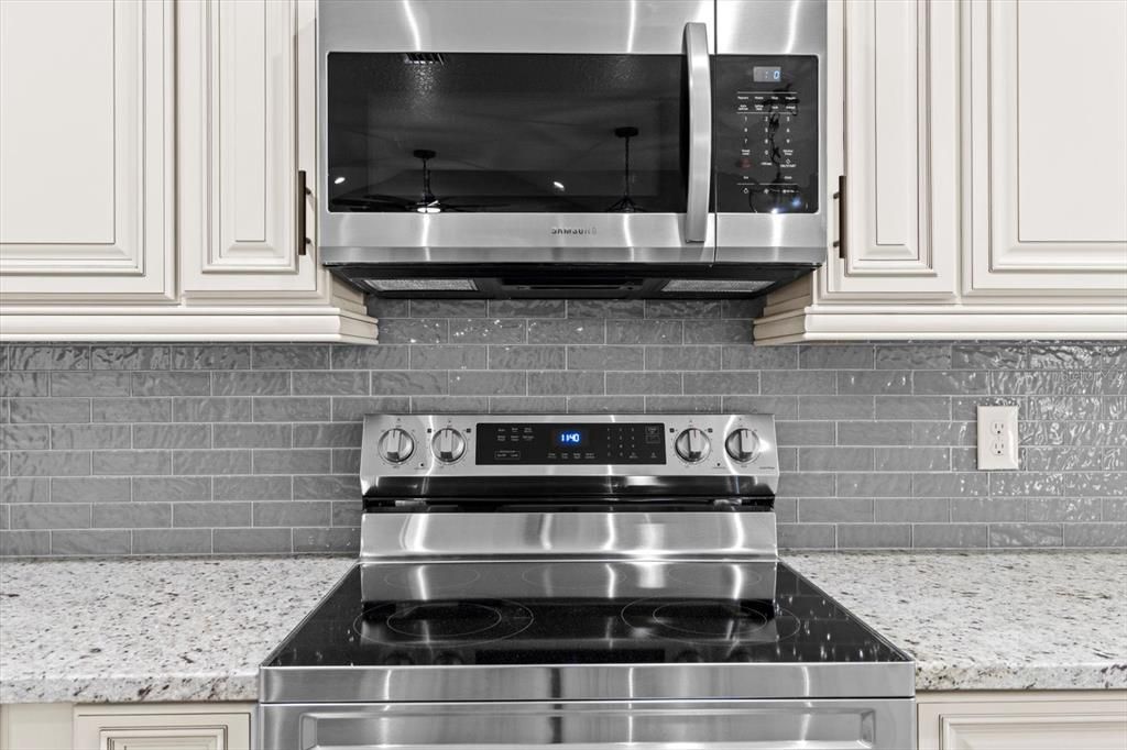 Под контрактом: $389,900 (3 спален, 2 ванн, 1873 Квадратных фут)