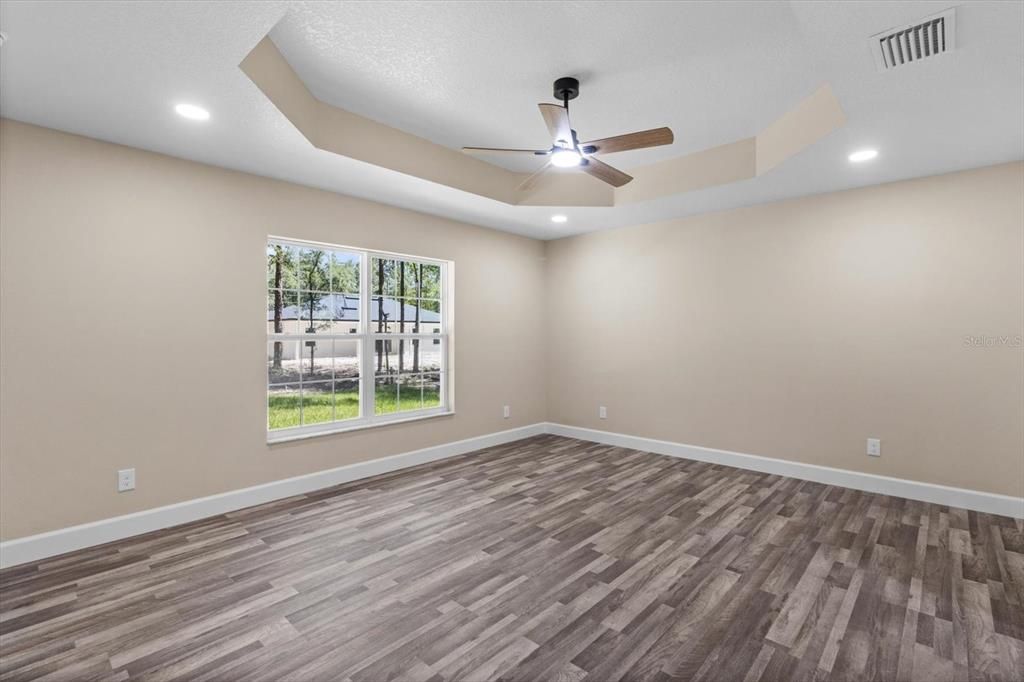 Под контрактом: $389,900 (3 спален, 2 ванн, 1873 Квадратных фут)