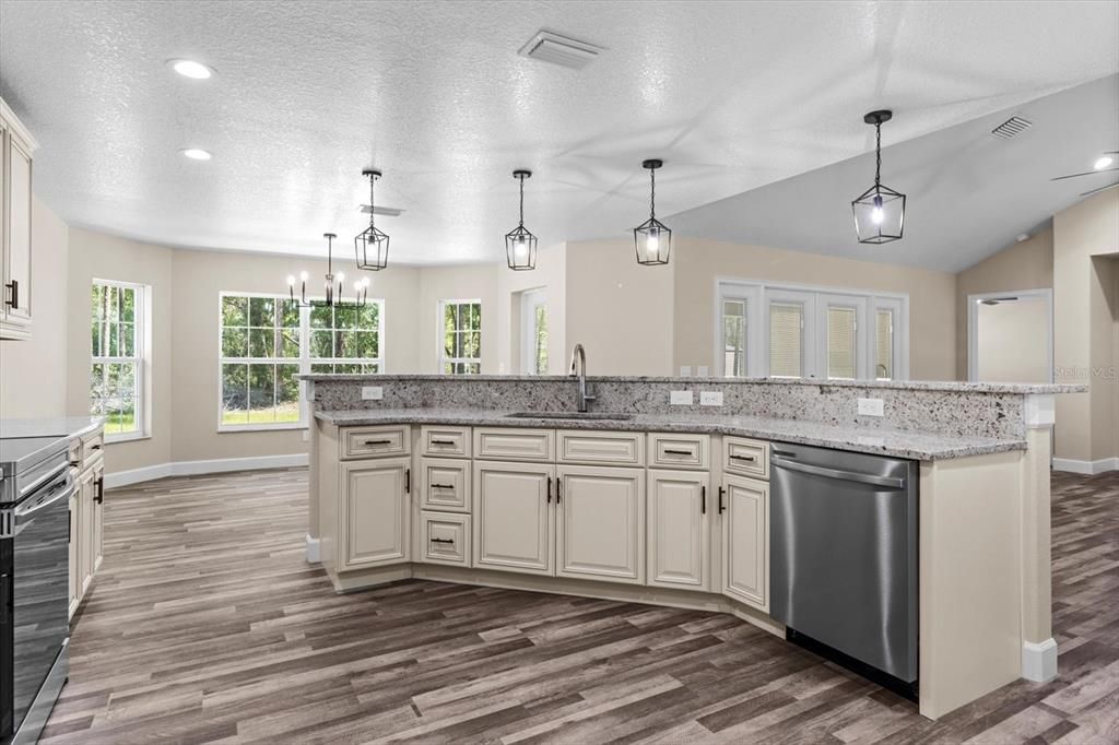 Под контрактом: $389,900 (3 спален, 2 ванн, 1873 Квадратных фут)