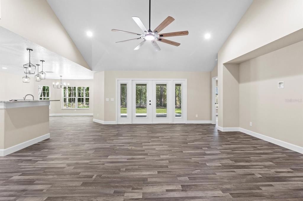 Под контрактом: $389,900 (3 спален, 2 ванн, 1873 Квадратных фут)