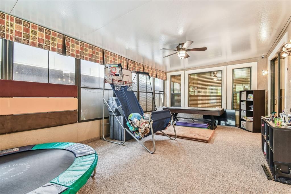 合同活跃: $635,000 (4 贝兹, 2 浴室, 3000 平方英尺)