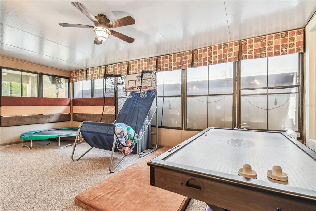 合同活跃: $635,000 (4 贝兹, 2 浴室, 3000 平方英尺)