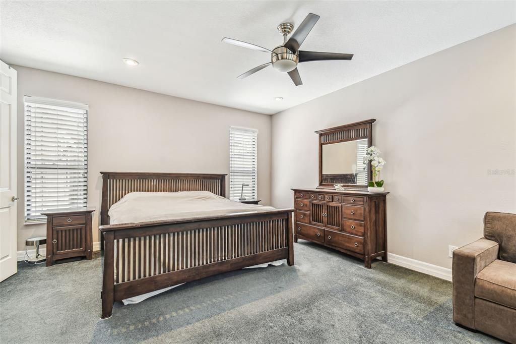 合同活跃: $635,000 (4 贝兹, 2 浴室, 3000 平方英尺)