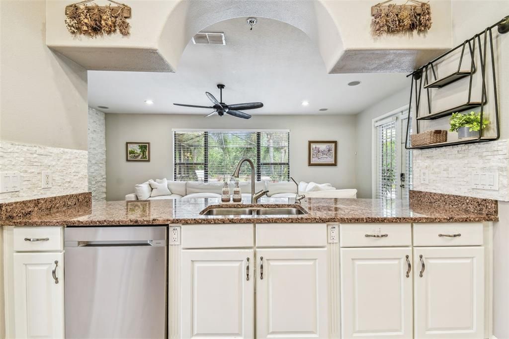 合同活跃: $635,000 (4 贝兹, 2 浴室, 3000 平方英尺)