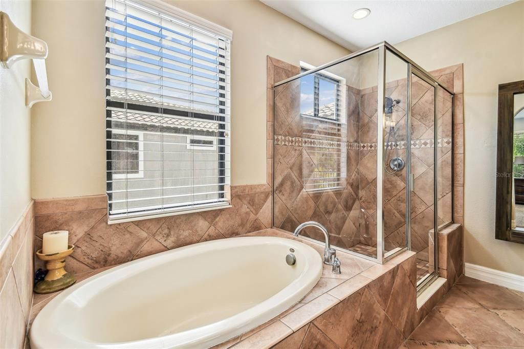 合同活跃: $635,000 (4 贝兹, 2 浴室, 3000 平方英尺)